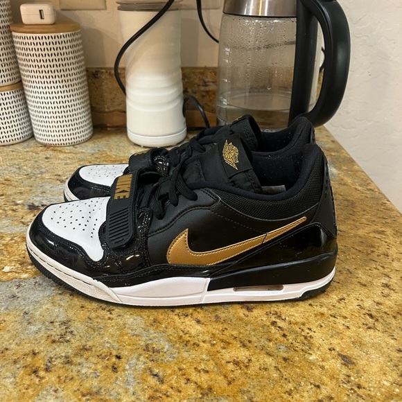 Jordan Legacy 312 Low Black Metallic Gold size 8.5 - Picture 3 of 9